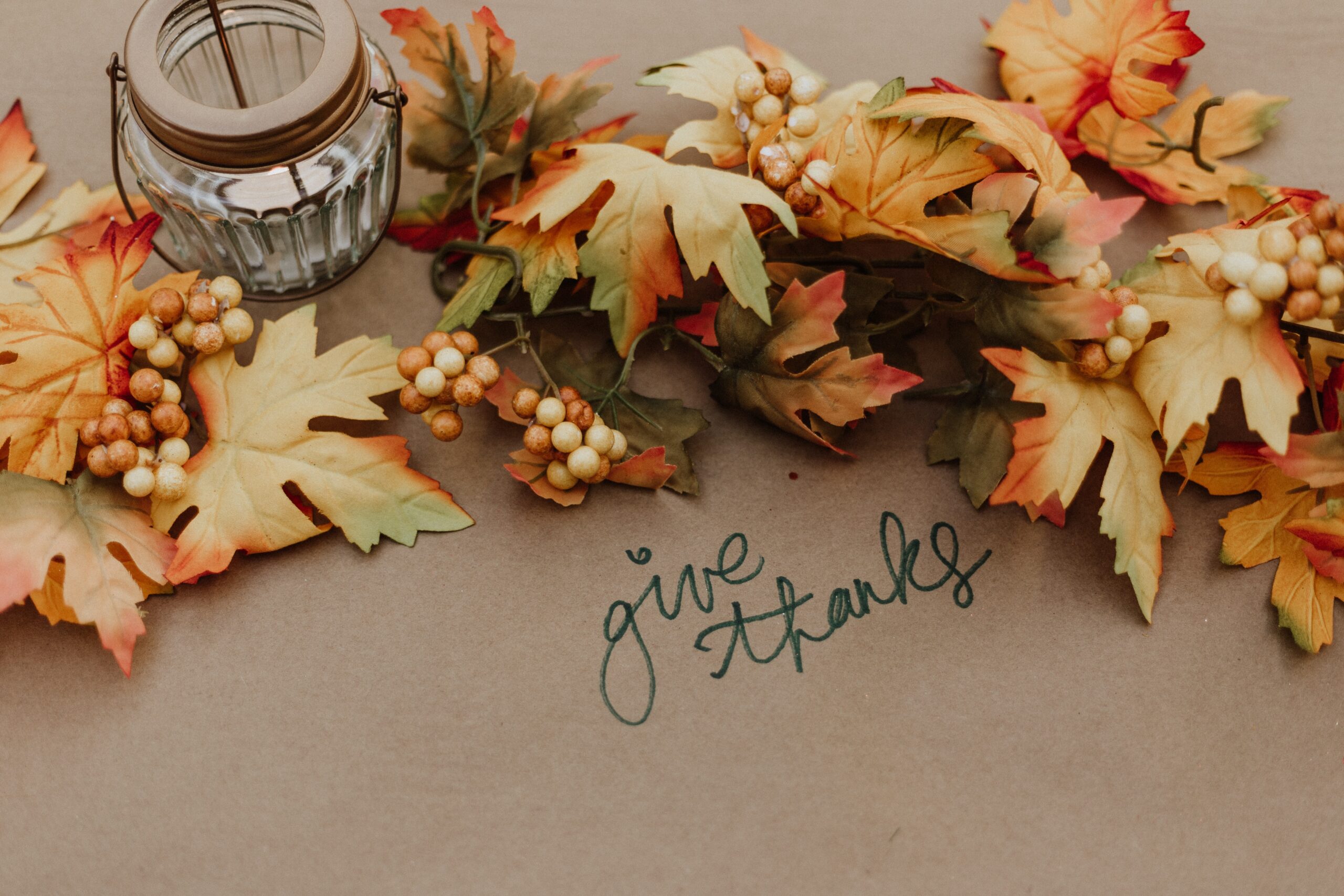 Decorated table with words that say, "give thanks"