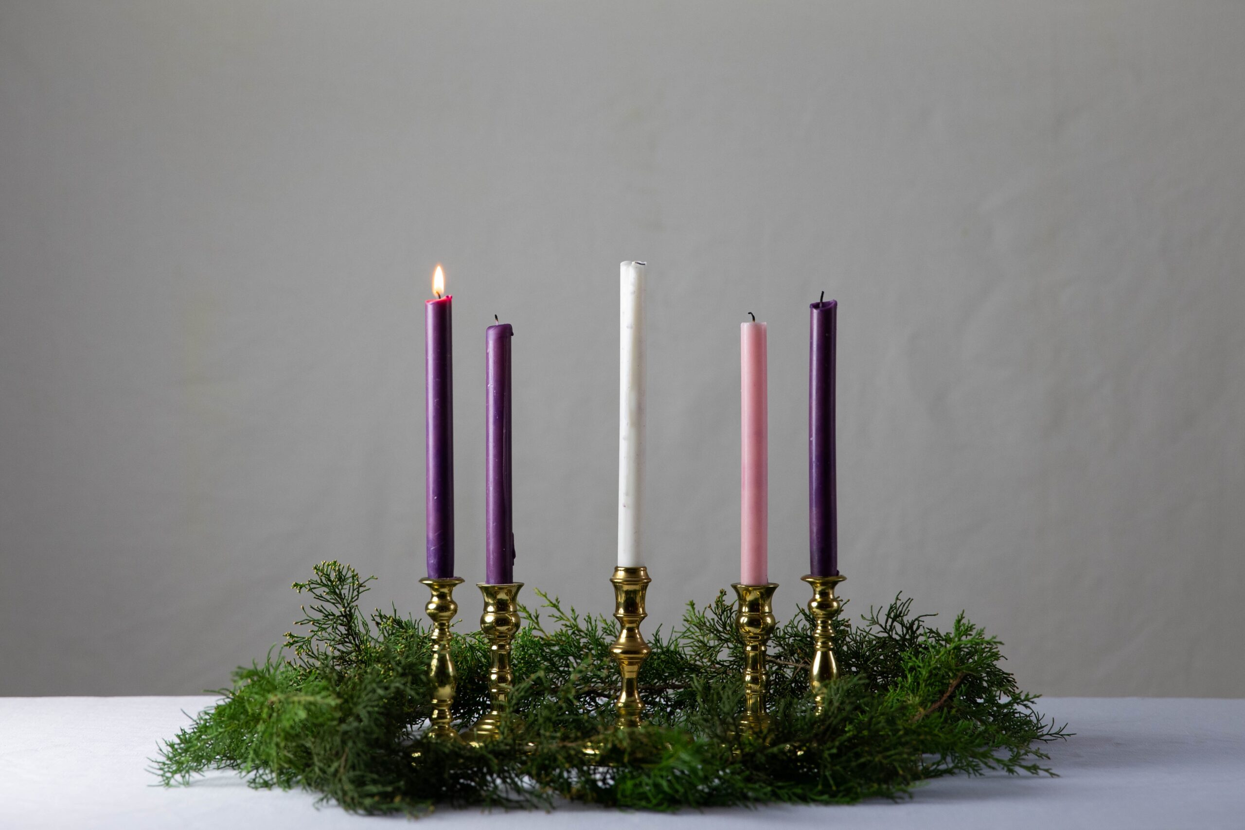 Advent wreath with the first candle lit, signifying Advent I (the first week of Advent)